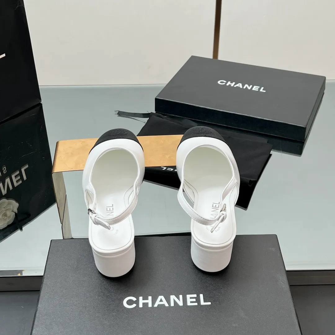 👟👟Ex-factory price 580👟👟 Top quality! Chanel Xiaoxiang 25C early spring new product, thick-heeled cap-toe sandals and back-strap single shoes. Grandma Xiang’s always elegant and ladylike temperament, full of high-end sense, very nice on the feet ~ French style, really beautiful to the top of my heart! An elegant and romantic fairy should be like this! The minimalist color scheme is deeply rooted in people's hearts~ It goes well with either skirts or casual wear! Whether worn barefoot or paired with skirts or trousers, it is very versatile! Incomparably beautiful! Special fairy ✔ Check out the details of my house and take real photos. Fabric: Sheepskin ➕ Grosgrain. Inner pads: all silk sheepskin. Outsole: cowhide outsole imported from Italy. Heel height: 4.5cm. Size: 35-39 (40/41 customized). Comes with counter 🇮🇹 authentic packaging.